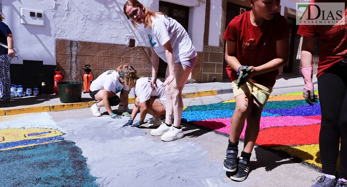 Arte efímero en San Vicente de Alcántara: el Corpus Christi llena las calles de color