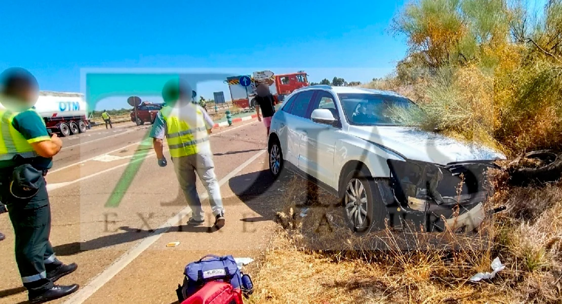 Un accidente en Torremejía entre un Audi y un coche de autoescuela deja varios heridos