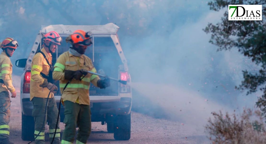 Bomberos del Infoex extinguiendo las llamas del incendio de Tres Arroyos