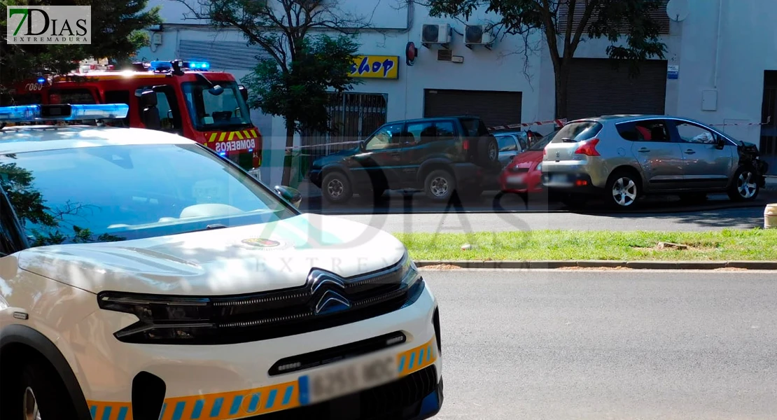 Aparatoso accidente en Badajoz: se empotra contra varios coches en Suerte de Saavedra