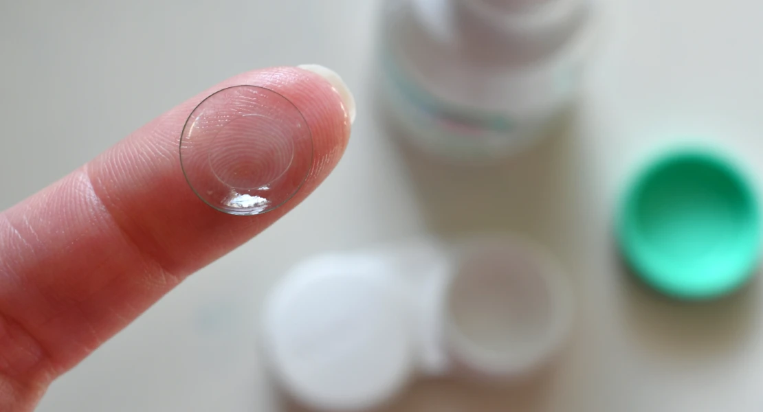 Detectan defectos en lentillas de una famosa marca: la AEMPS recomienda no utilizarlas