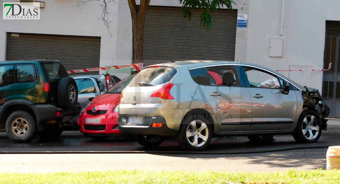 Aparatoso accidente en Badajoz: se empotra contra varios coches en Suerte de Saavedra