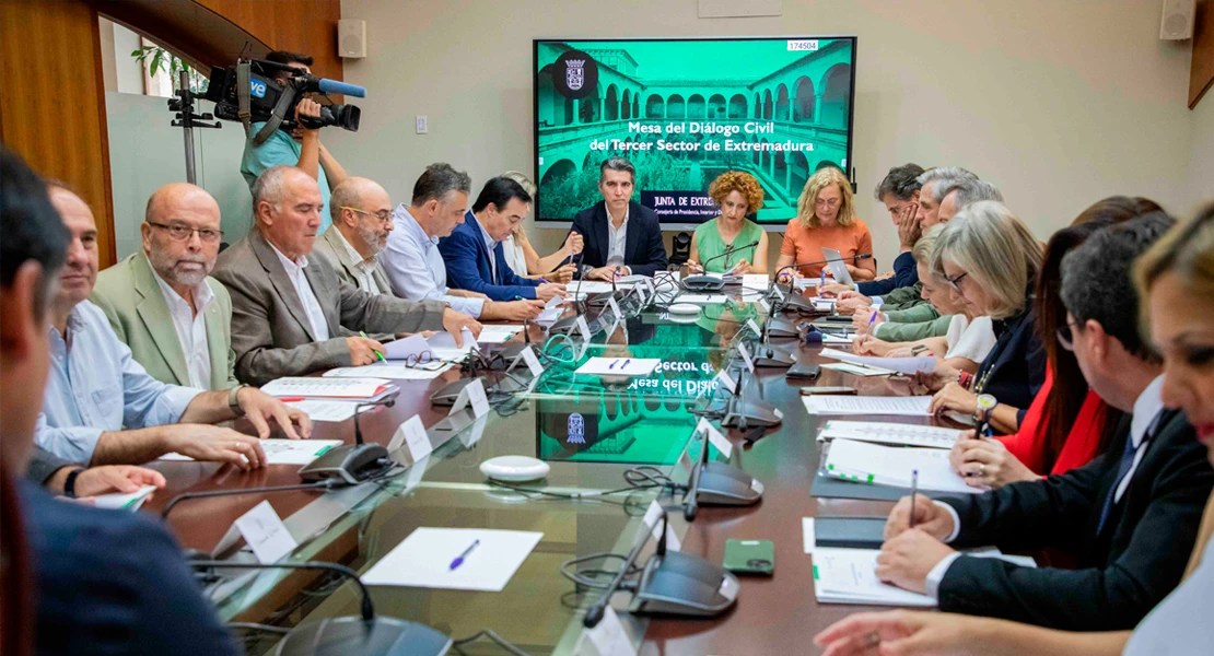 Abel Bautista reafirma el compromiso de la Junta de Extremadura con las políticas sociales