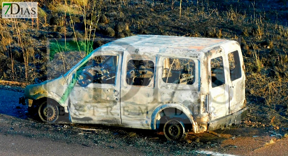 Una furgoneta sale ardiendo en la A-5 y provoca un incendio en los alrededores