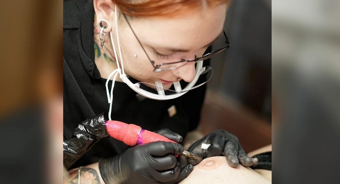 "Volver a verse completas": el arte gratuito de una tatuadora placentina a mujeres con cáncer de mama