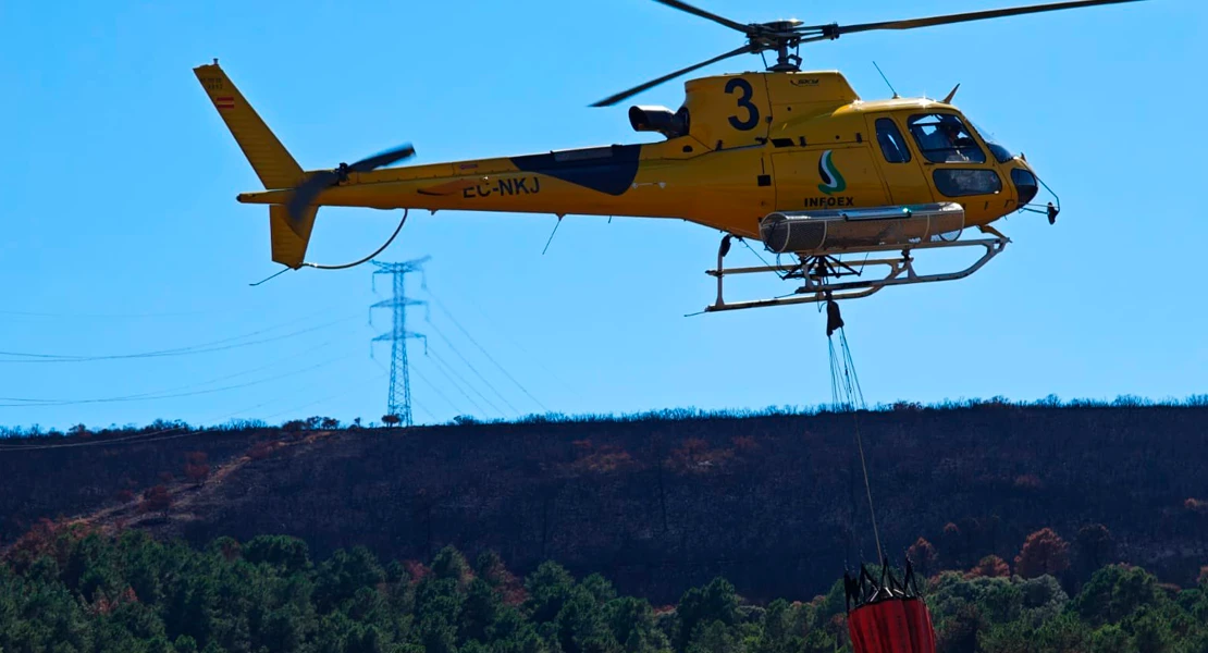 Los medios aéreos del Infoex consiguen sacar de peligro otro incendio en Valdecaballeros