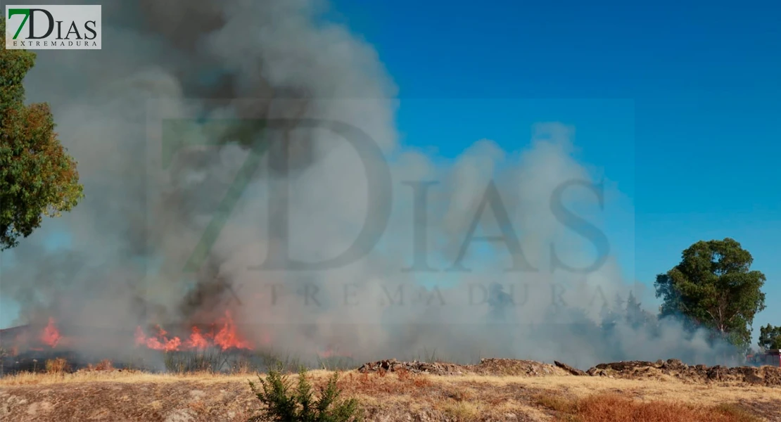 Un incendio afecta al Fuerte de San Cristóbal en Badajoz