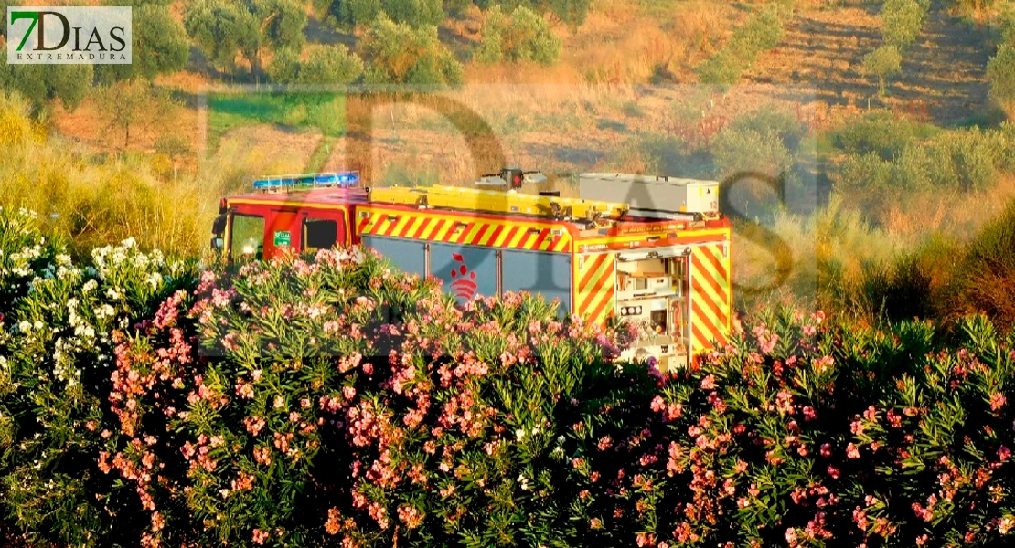 Una furgoneta sale ardiendo en la A-5 y provoca un incendio en los alrededores
