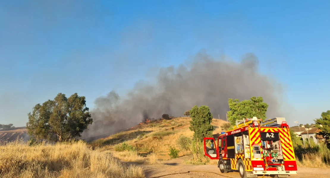 Un incendio en Badajoz llena de pavesas la ciudad