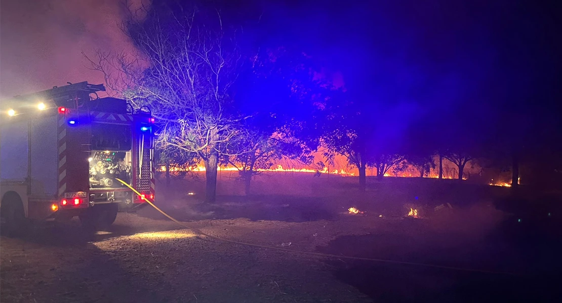 Los bomberos luchan de noche contra un incendio en Cáceres