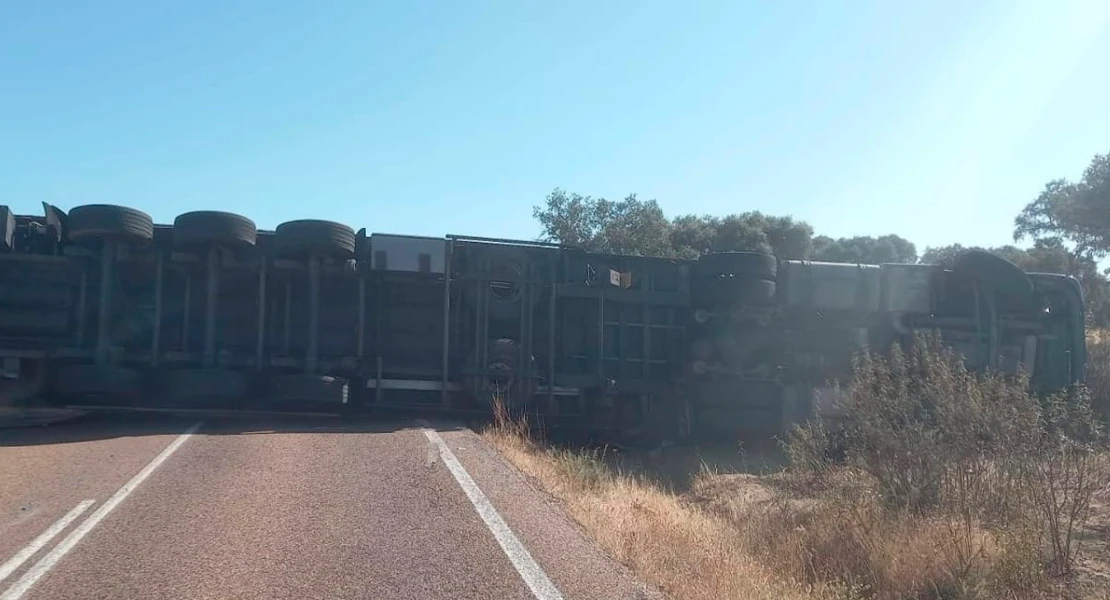 Reabierta al tráfico la EX-303 tras más de un día cortada por el vuelco de un camión