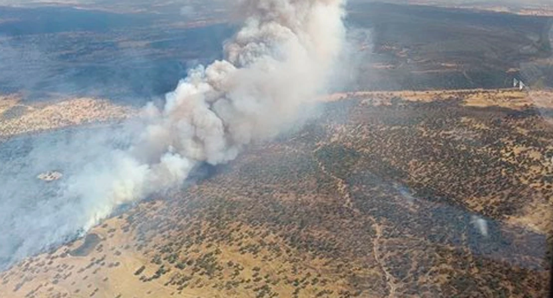 El Infoex desactiva un incendio en Badajoz y combate otro con 8 medios aéreos