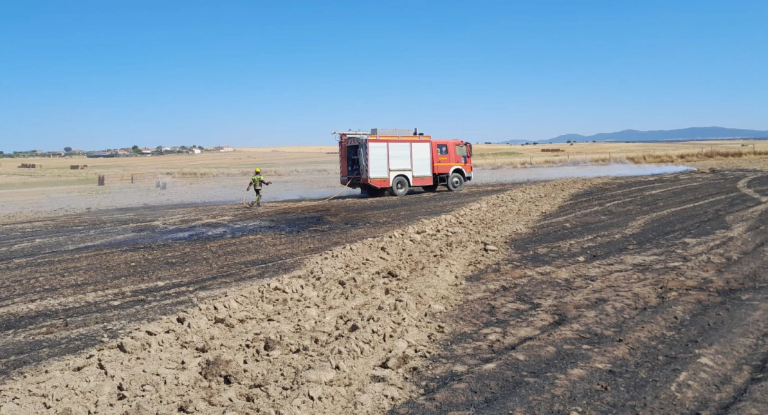 Los bomberos evitan que un incendio forestal calcine una cosechadora en Malpartida de Cáceres
