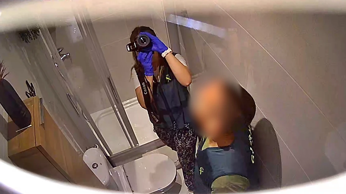 Detenido por grabar a familiares y amigos sin consentimiento en el baño de su casa