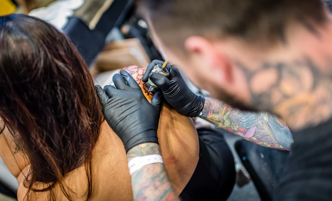UCEX denuncia que los tatuajes a color están “sin tinta de color legal”