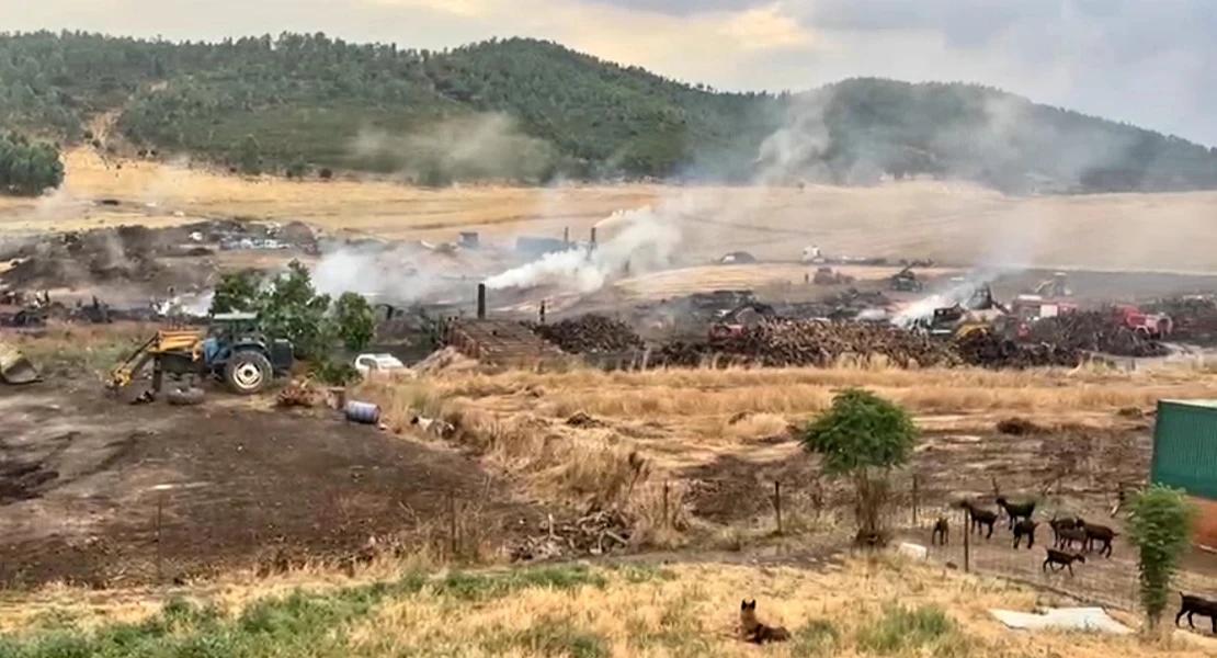 Bomberos de cuatro parques y vecinos combaten un incendio en unas carboneras en Extremadura