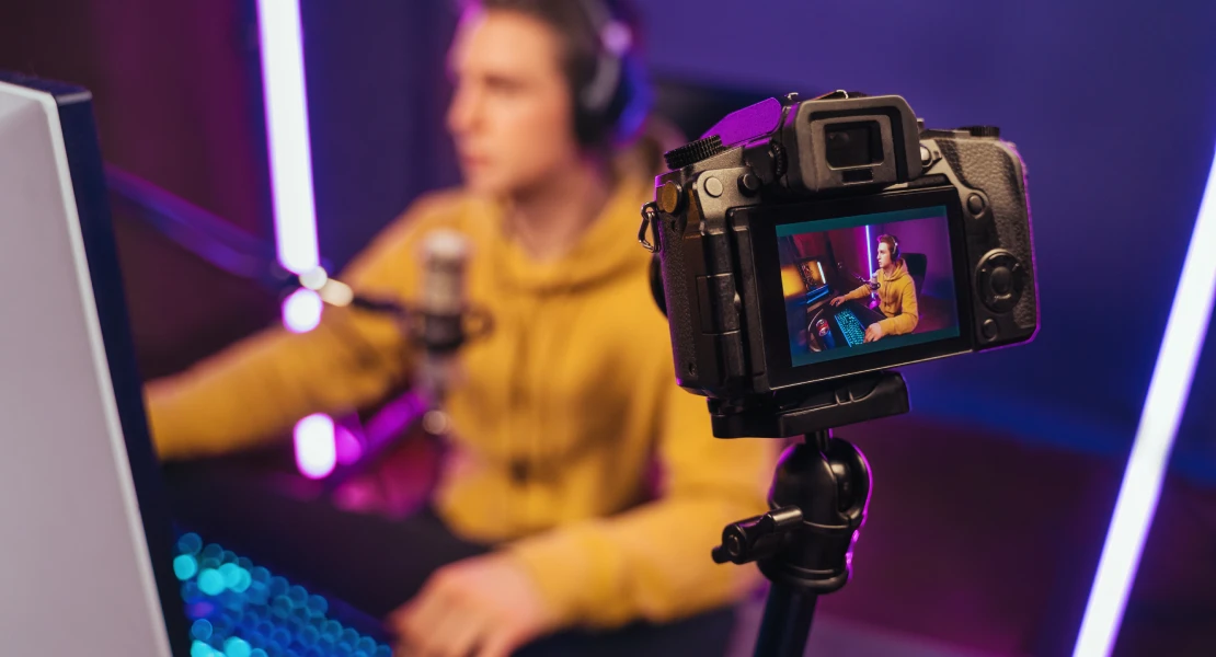 ¿Por qué nos enganchan tanto los streamers? El fenómeno de las relaciones parasociales