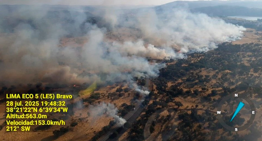 Un incendio obliga a movilizar un amplio dispositivo cerca de Burguillos del Cerro