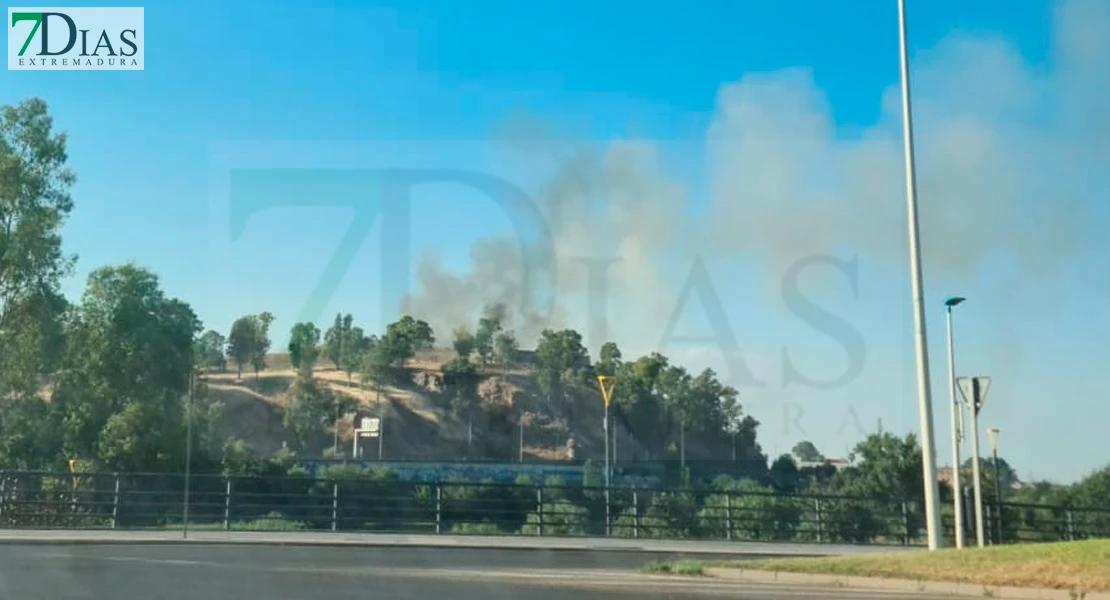 Un incendio afecta al Fuerte de San Cristóbal en Badajoz