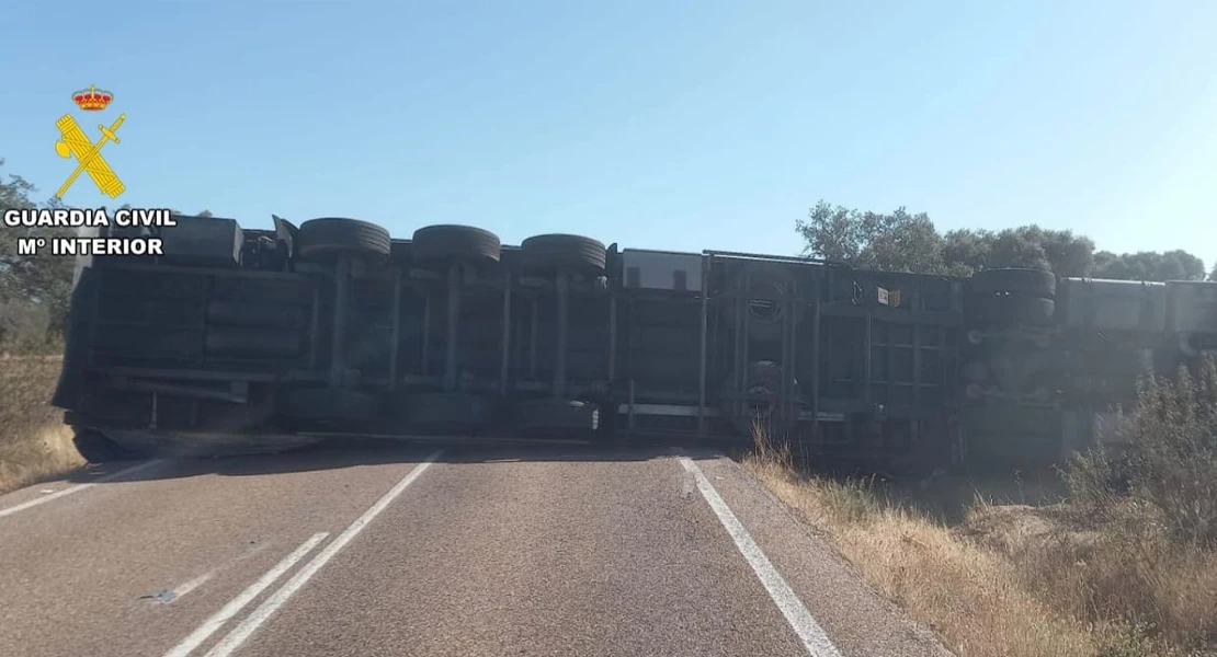 Un camión vuelca en la EX-303 y deja un herido