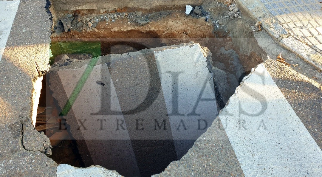 Aparece un socavón en plena calle en Novelda del Guadiana
