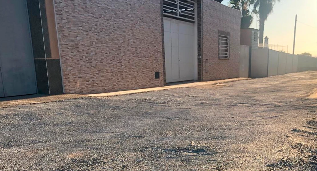 Vecinos de la barriada de Llera pagan de su bolsillo el arreglo de su calle en Badajoz