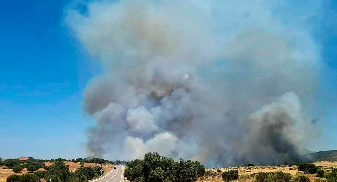 Activo el nivel 1 por un incendio que obliga a cortar la A-66 a la entrada de Cáceres
