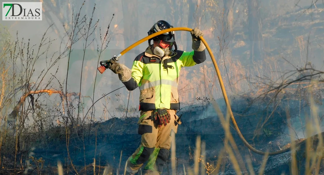 Un incendio afecta al Fuerte de San Cristóbal en Badajoz
