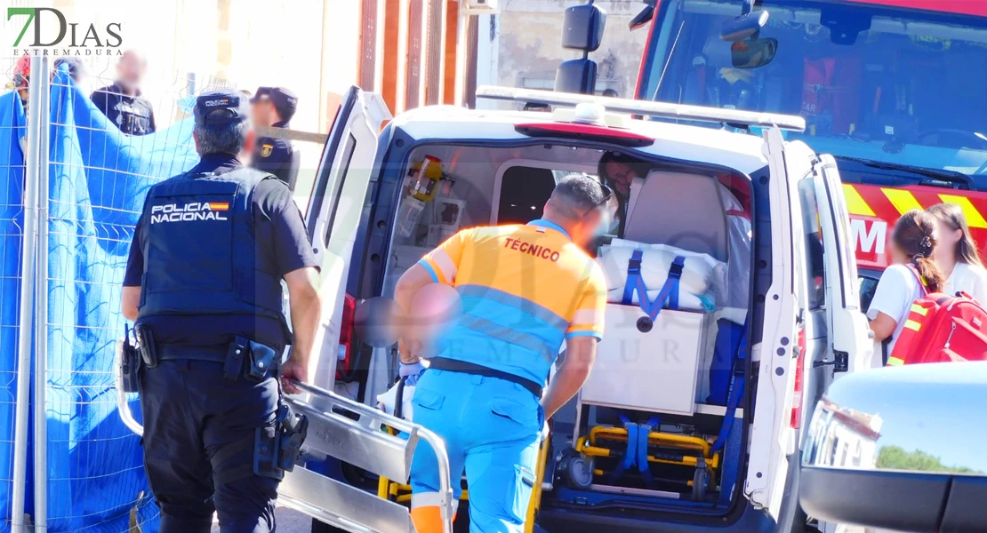 Cortan las rejas con una radial para rescatar a una mujer en Badajoz