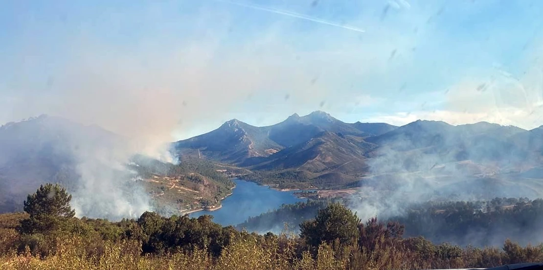 El INFOEX actúa en un incendio forestal nivel 1 en Cañamero cercano a viviendas