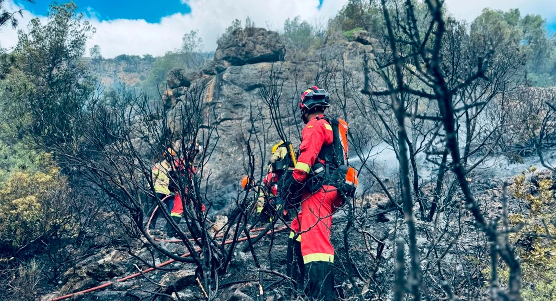 Fallece un bombero en un incendio tras caer por un barranco