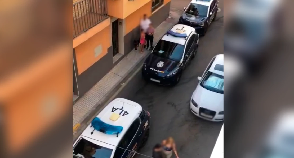La Policía Nacional interviene en la barriada Antonio Domínguez tras gritos de auxilio La Policía Nacional interviene en la barriada Antonio Domínguez tras gritos de auxilio