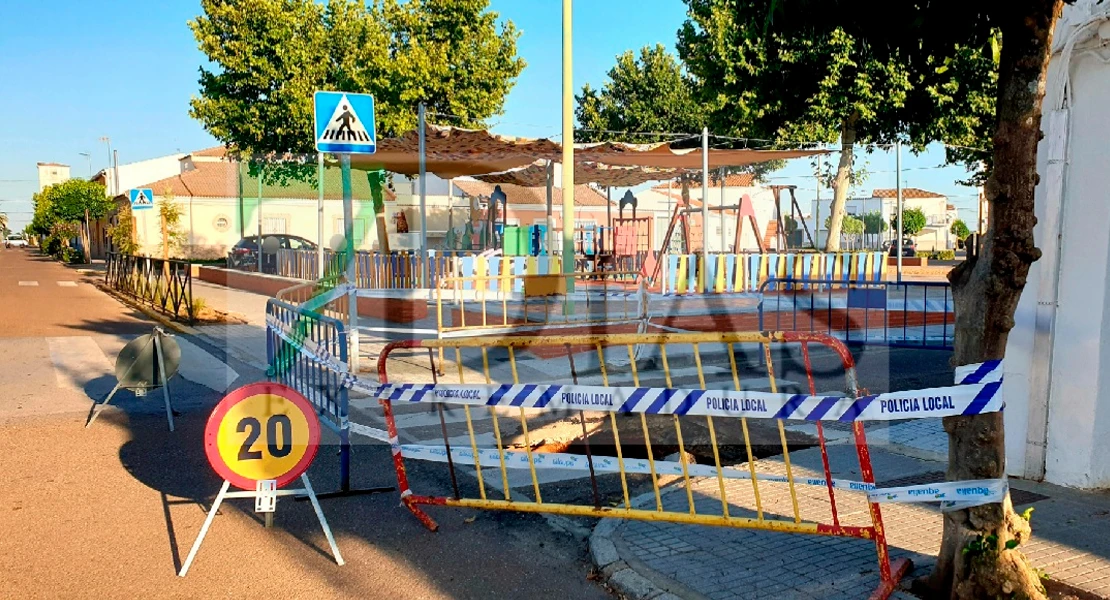 Aparece un socavón en plena calle en Novelda del Guadiana