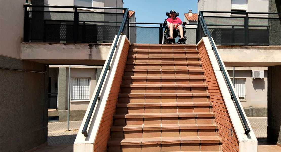 El pacense que no puede salir de casa por una escalera: su familia pide ayuda