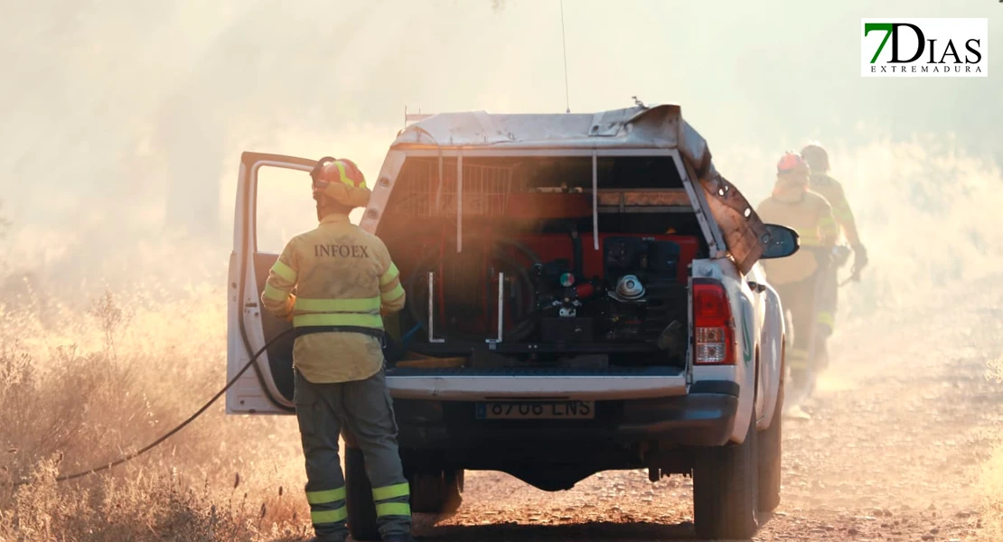 Bomberos del Infoex extinguiendo las llamas del incendio de Tres Arroyos
