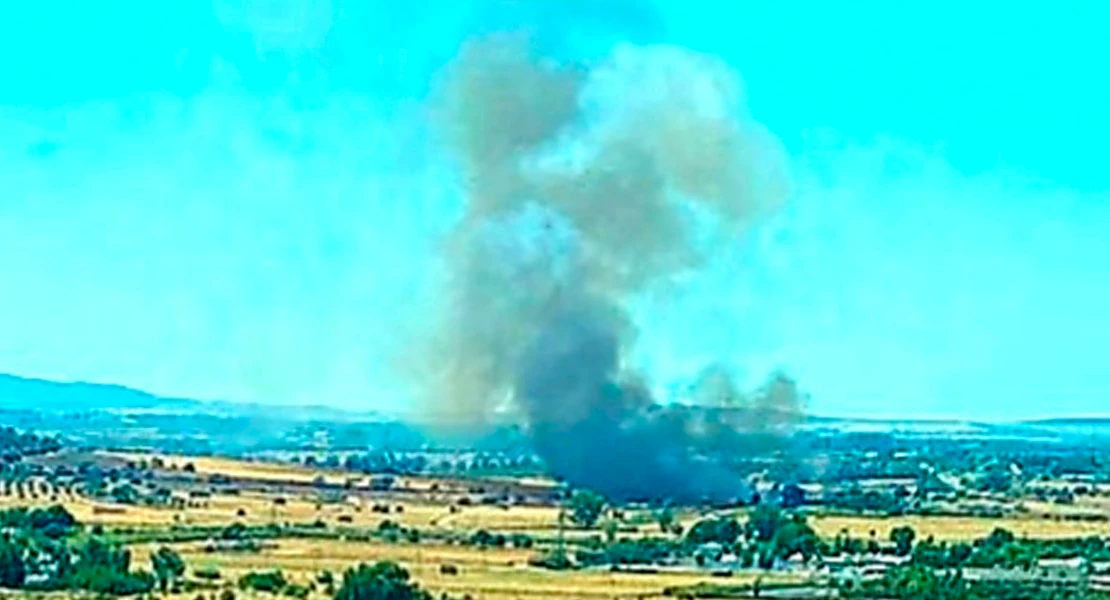 Los bomberos evitan un mal mayor en un incendio junto a la carretera de Olivenza