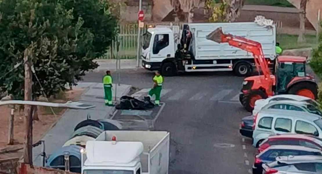 Varios ciudadanos intentan sofocar el incendio de un contenedor en Badajoz
