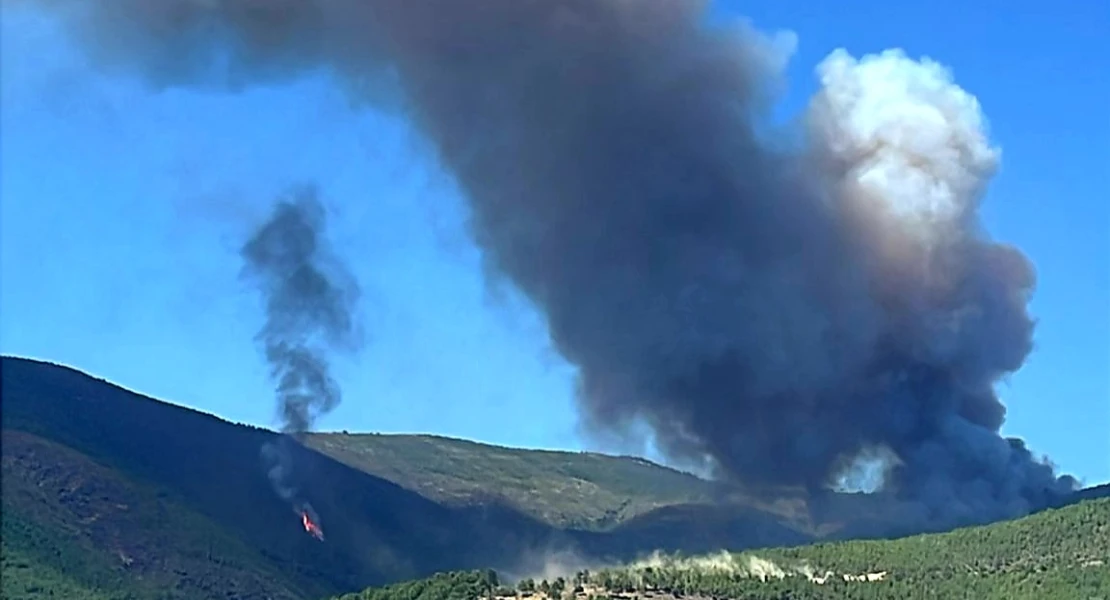 Un gran incendio forestal activa las alarmas en Las Hurdes
