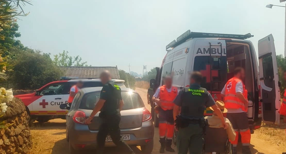 Primeros desalojos preventivos por el incendio forestal activo en Badajoz