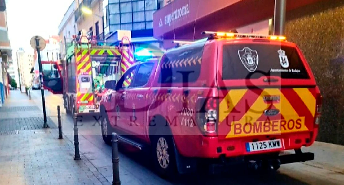 Bomberos de Badajoz intervienen en un incendio en la calle Menacho