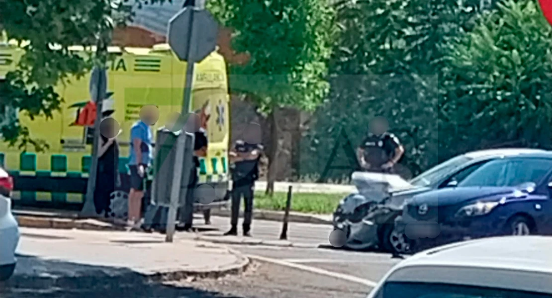 Dos coches chocan frente a las pistas de Pardaleras en Badajoz