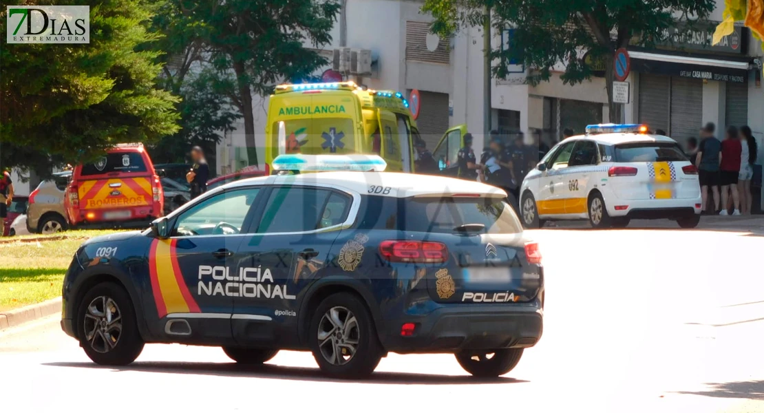 Aparatoso accidente en Badajoz: se empotra contra varios coches en Suerte de Saavedra