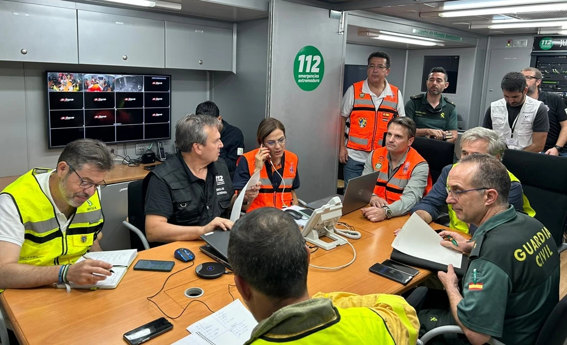Situación del incendio nivel 1 en Valdecaballeros: el viento complica la extinción
