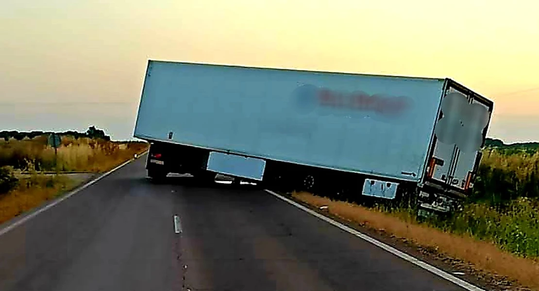 Desvíos y retenciones tras el corte total de la BA-100 por el accidente de un camión