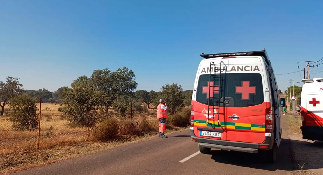 Una mujer evacuada por Cruz Roja tras inhalar humo en el incendio de Tres Arroyos