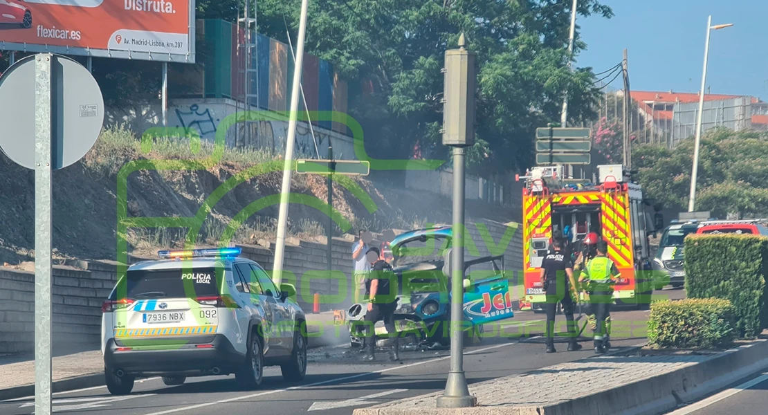 Un vehículo sale ardiendo mientras circulaba en Badajoz