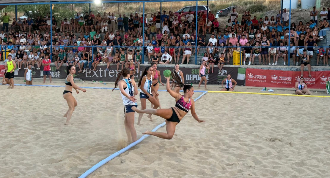Ley del debutante: Benalmádena y Almería triunfan en el Open Alburquerque de balonmano playa