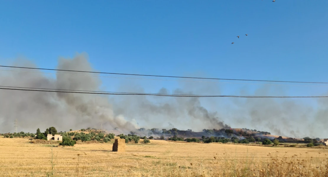 Un incendio en Badajoz llena de pavesas la ciudad