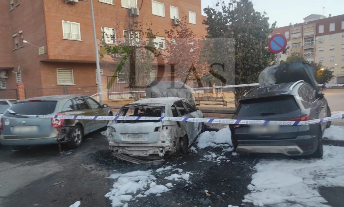 Arden varios vehículos esta madrugada en el Centro de Salud de San Roque (BA)