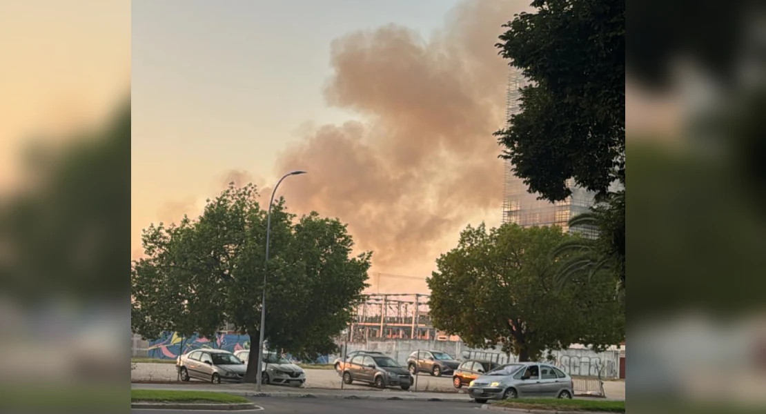 Un incendio junto al Puente Real activa las alarmas en Badajoz